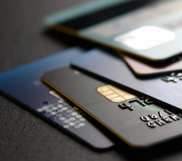 کارت اعتباری باعث پس‌انداز پول می‌شود.