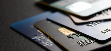 کارت اعتباری باعث پس‌انداز پول می‌شود.